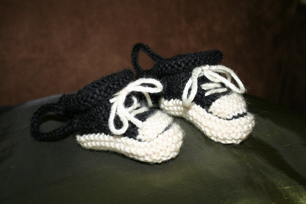 Baby booties that stay on a moving foot