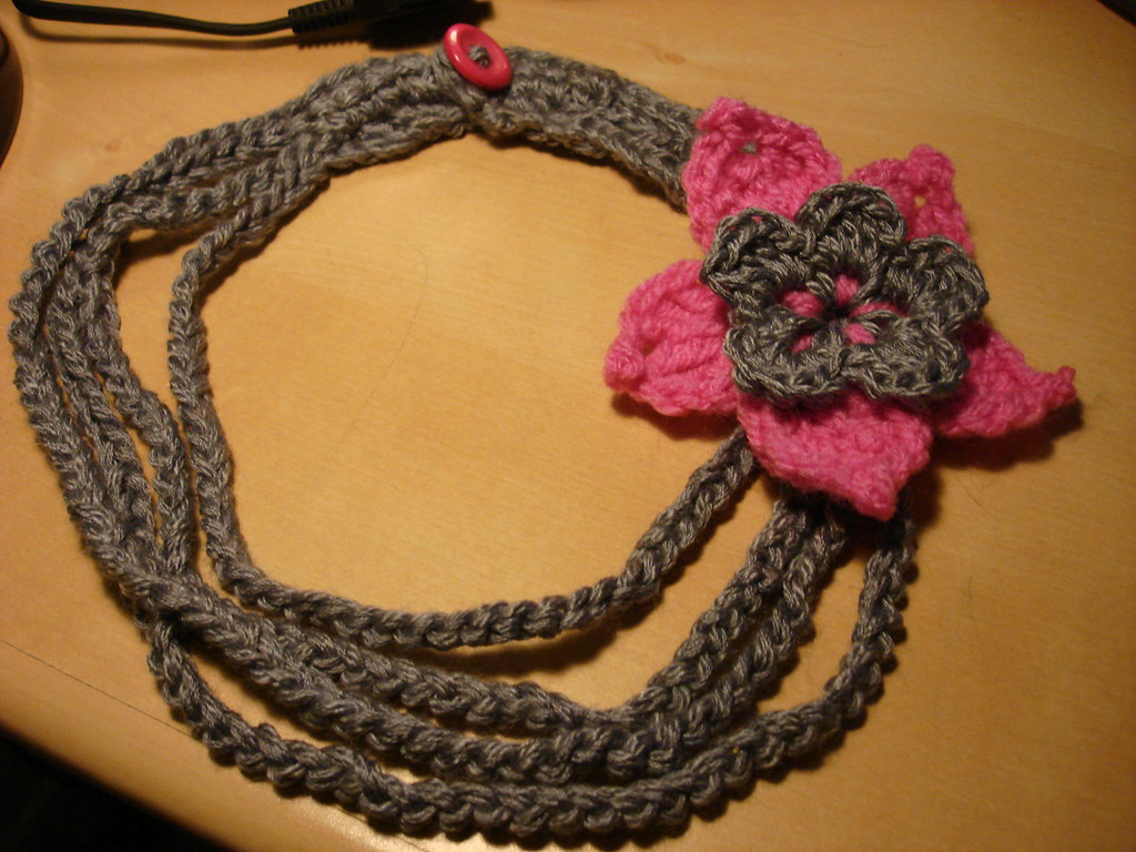 A five-petal crochet flower worked in one round