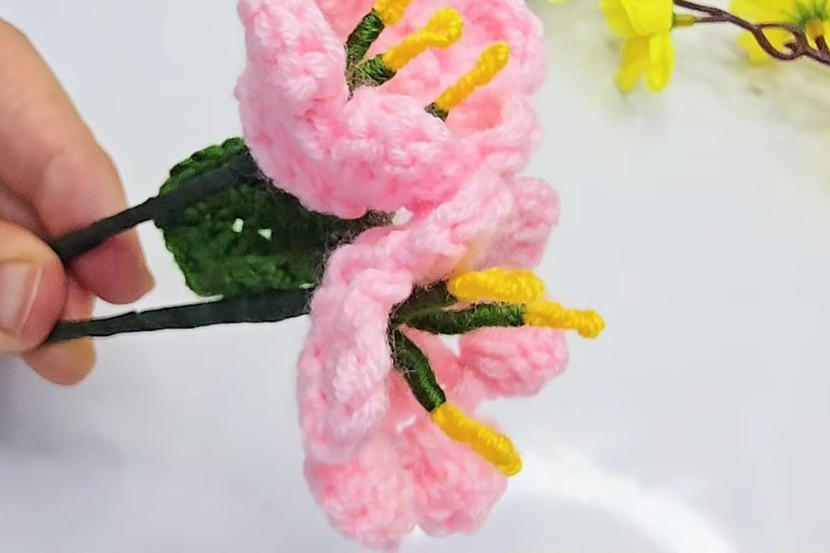 Mini Crochet Flower Bouquet: How to Make a Little Gift