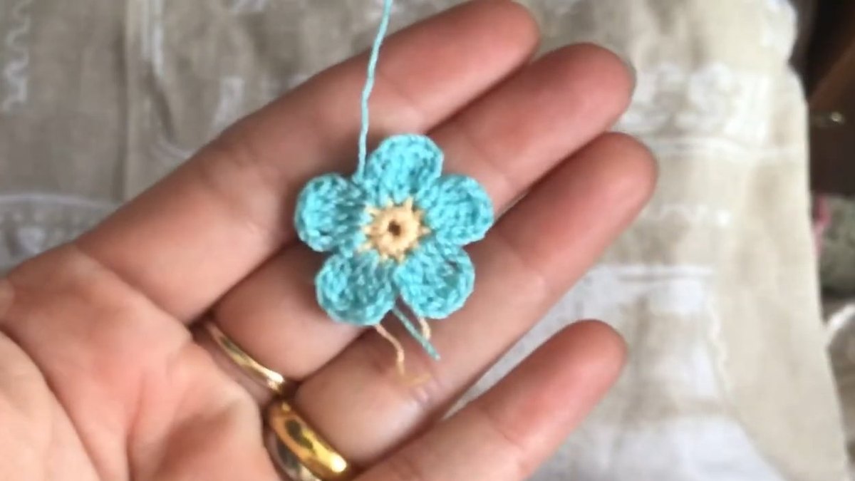 Crochet Forget Me Not Flower: A Beautiful Free Pattern